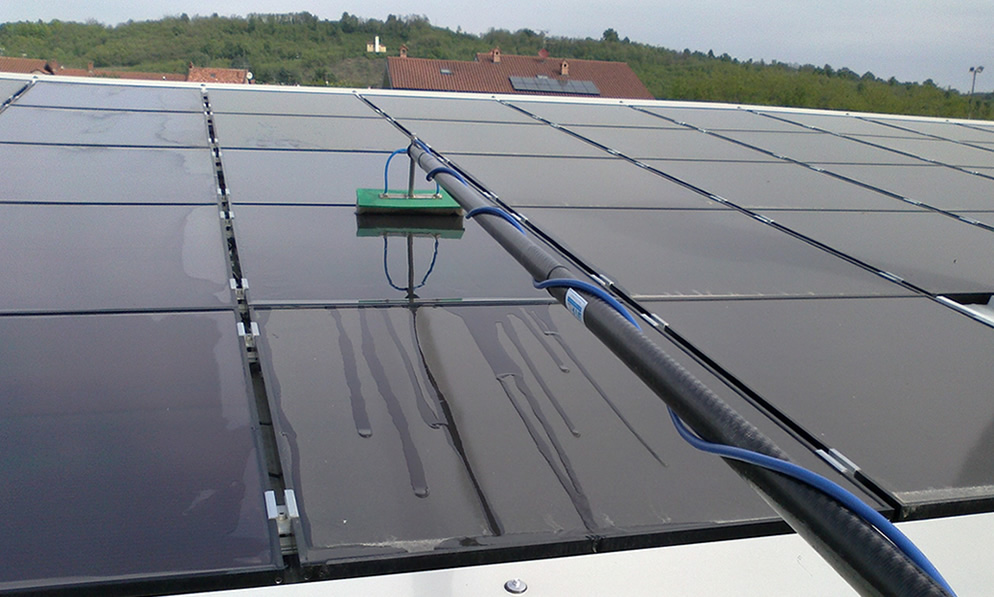 Portable system to clean photovoltaic panels