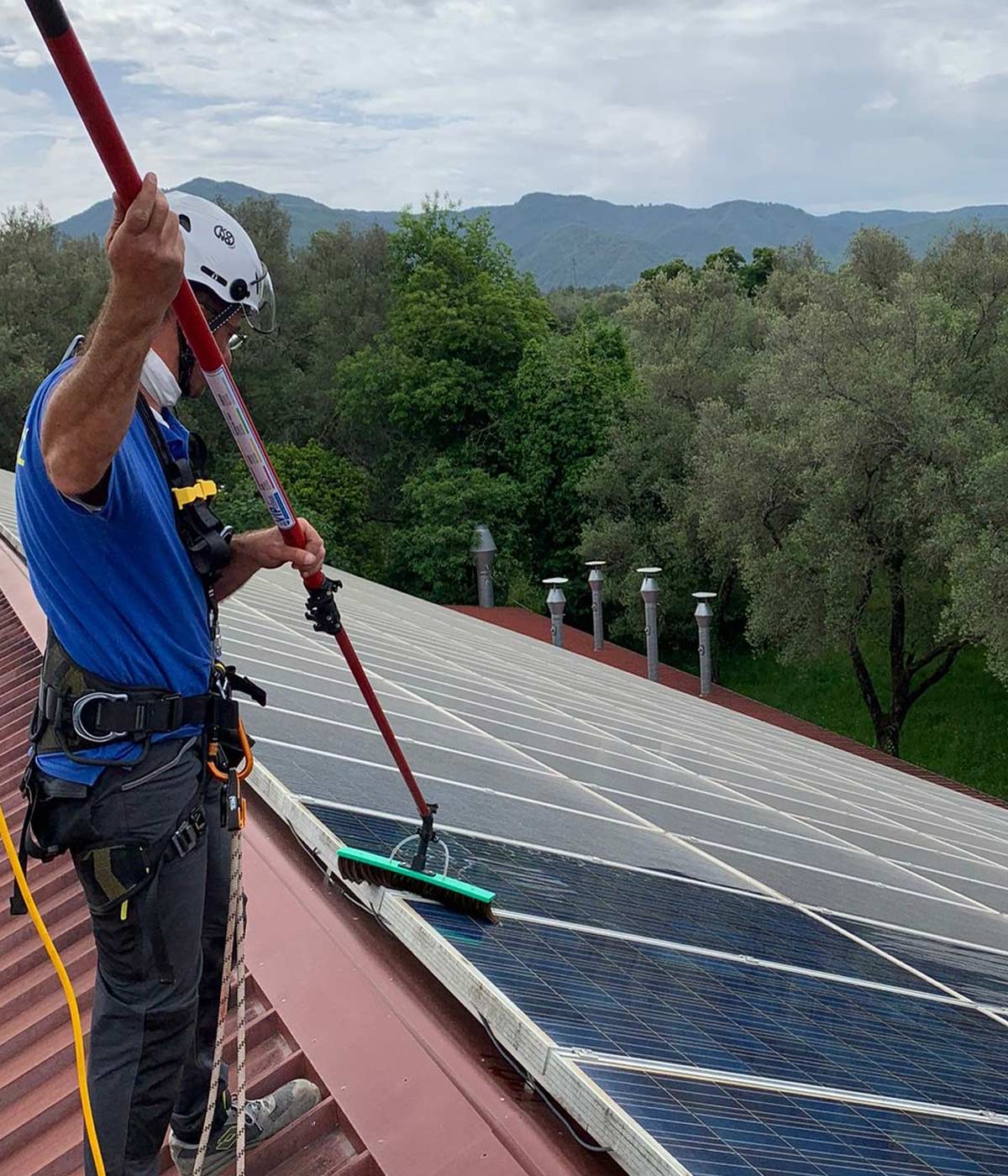 Attrezzatura telescopica per la pulizia dei pannelli fotovoltaici